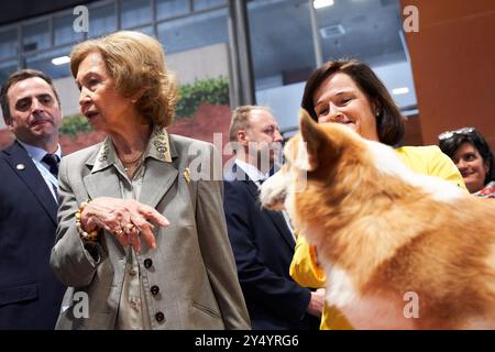 L’ancienne Reine Sofia assiste à l’ouverture du salon mondial du chien à l’IFEMA le 24 juin 2022 à Madrid, Espagne. Sur la photo, l'ancienne reine Sofia caresse et s'intéresse à Pembroke Welsh Corgi la même race des chiens de la reine Elizabeth II du Royaume-Uni de Grande-Bretagne et d'Irlande du Nord. Banque D'Images