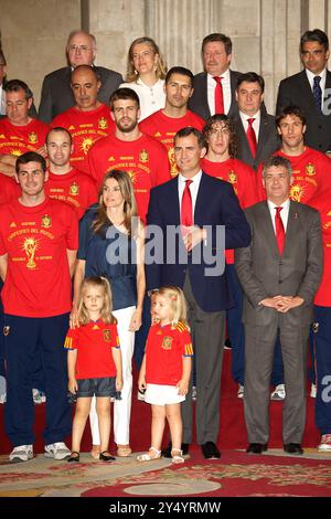 Le roi Juan Carlos, la reine Sofia, le prince Felipe, la princesse Letizia, la princesse Leonor, princesse Sofia et princesse Elena assistent à une audience de l'équipe nationale de football à l'occasion de leur victoire dans la Coupe du monde de la FIFA 'Afrique du Sud 2010 au Palacio Real de Madrid. Banque D'Images