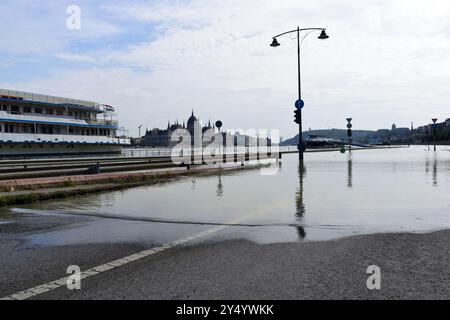 Budapest, 2024 septembre. Les inondations du Danube. Le bâtiment du Parlement à distance. signalisation routière et routière sous l'eau. bateau de l'hôtel ancré. Banque D'Images