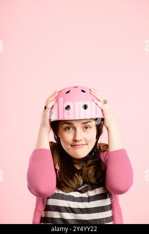 Cyclisme, casque et portrait de fille en studio avec confiance, voyage ou style esthétique rétro sur maquette. Vélo, sécurité et visage sérieux de la femme avec Banque D'Images