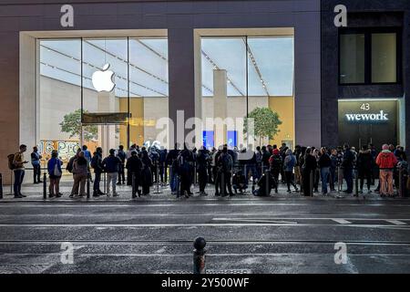 Berlin, Allemagne. 20 septembre 2024. Les passants se tiennent devant le magasin Apple à Mitte. C'est là que commencent les ventes des nouveaux modèles iPhone 16 et iWatch 10 d'Apple. Apple se concentre sur de meilleurs appareils photo et l’intelligence artificielle dans ses nouveaux iPhones. Cependant, les utilisateurs de l'Union européenne ne connaîtront pas initialement beaucoup des nouvelles fonctions de l'IA. Crédit : Katharina Kausche/dpa/Alamy Live News Banque D'Images