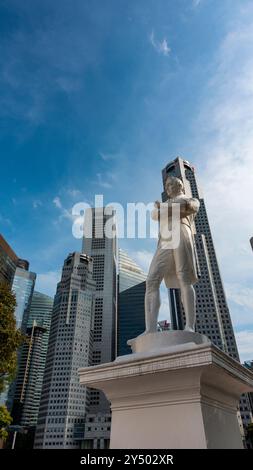 Singapour, avril 2024 - Statue de Sir Tomas Stamford Raffles - le fondateur de la ville de Singapour Banque D'Images