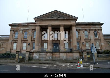 Photo du dossier datée du 23/02/21 de Dundee Sheriff court. Un projet pilote visant à résoudre rapidement les affaires judiciaires doit être mis en place dans toute l'Écosse. Le projet pilote de gestion sommaire des causes a été lancé en septembre 2022 aux tribunaux shérifs de Dundee, Hamilton et Paisley avant d'être étendu à Glasgow et Perth. Date d'émission : vendredi 20 septembre 2024. Banque D'Images