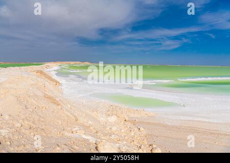 Eau salée et émeraude du lac Qarhan ou Chaerhan autour de la ville de Golmud, Qinghai, Chine. Copier l'espace pour le texte Banque D'Images