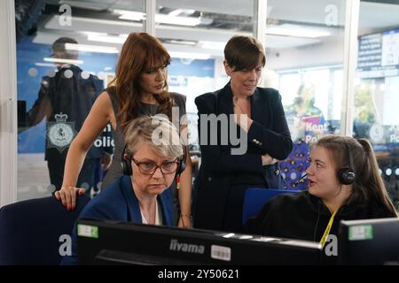 La secrétaire d'État à l'intérieur Yvette Cooper (à l'avant gauche) et la ministre de la protection Jess Phillips (à l'arrière droite) avec la conseillère et militante Nour Norris (à l'arrière gauche) ont rencontré 999 gestionnaires de contrôle lors d'une visite au complexe policier Coldharbour de la police de Kent, à Aylesford, Kent, pour l'annonce de nouvelles mesures de lutte contre la violence faite aux femmes et aux filles qui seront déployées au début de l'année prochaine, et le lancement du projet pilote de l'ordonnance de protection contre la violence familiale (DAPO). Date de la photo : jeudi 19 septembre 2024. Banque D'Images