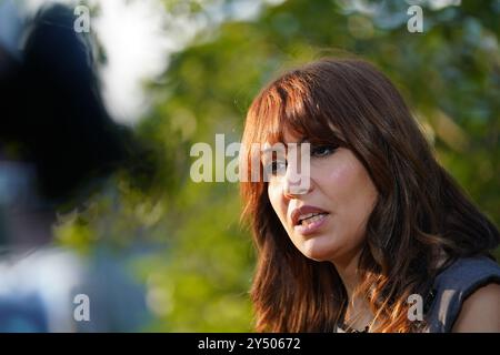 Nour Norris, sœur et tante des victimes Khaola Saleem et Raneem Oudeh, lors d’une visite à l’organisme de bienfaisance Rising Sun Domestic Abuse à Canterbury, Kent, pour l’annonce de nouvelles mesures de lutte contre la violence faite aux femmes et aux filles qui seront déployées au début de l’année prochaine, et le lancement du projet pilote Domestic Abuse protection Order (DAPO). Date de la photo : jeudi 19 septembre 2024. Banque D'Images