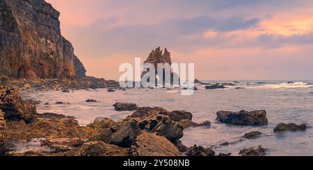 Une photo panoramique 2:1 d'un matin tôt à Playa de Portizuelo, un site du patrimoine naturel situé dans la municipalité de Valdés, dans la Vaqueira R Banque D'Images