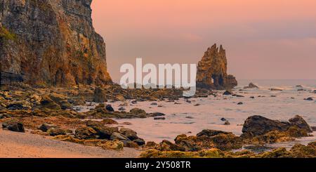 Une photo panoramique 2:1 d'un matin tôt à Playa de Portizuelo, un site du patrimoine naturel situé dans la municipalité de Valdés, dans la Vaqueira R Banque D'Images