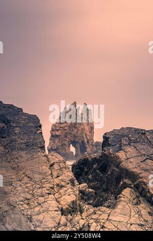 Tôt le matin à Playa de Portizuelo, un site du patrimoine naturel situé dans la municipalité de Valdés, dans la région de Vaqueira de l'ouest des Asturies Banque D'Images