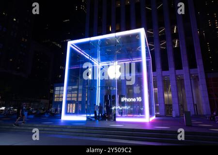 Devant le magasin Apple sur la 5ème Avenue à New York la veille du début des ventes du nouvel iPhone 16 le 19 septembre 2024 crédit : Brazil photo Press/Alamy Live News Banque D'Images