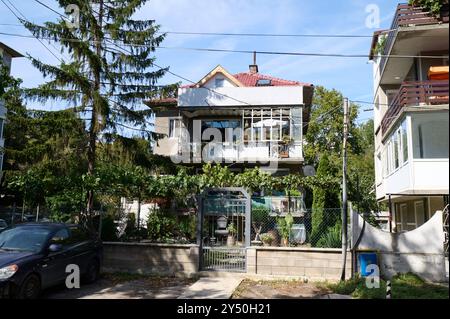 Design architectural contemporain avec verdure, situé dans un quartier résidentiel par une journée ensoleillée avec un ciel clair Banque D'Images