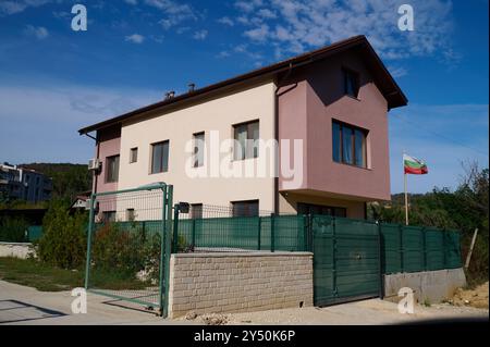 Bâtiment résidentiel moderne de deux étages avec un schéma de couleurs unique dans un quartier de banlieue sous un ciel bleu clair Banque D'Images