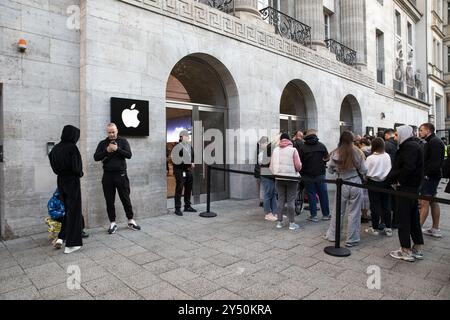 Berlin, Allemagne. 20 septembre 2024. Des dizaines de consommateurs enthousiastes se sont alignés devant l'Apple Store sur Kurfuerstendamm à Berlin tôt le vendredi matin 20 septembre 2024, attendant la sortie des nouveaux produits très attendus d'Apple, y compris la gamme iPhone 16, l'Apple Watch Series 10 et les AirPods mis à jour. Certains clients ont commencé à camper à l'extérieur du magasin dès jeudi après-midi, motivés par l'enthousiasme pour la prochaine génération de technologie Apple. L'iPhone 16, qui comprend le modèle de base, l'iPhone 16 plus, et les versions premium iPhone 16 Pro et Pro Max, s'est répandu Banque D'Images