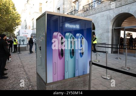 Berlin, Allemagne. 20 septembre 2024. Des dizaines de consommateurs enthousiastes se sont alignés devant l'Apple Store sur Kurfuerstendamm à Berlin tôt le vendredi matin 20 septembre 2024, attendant la sortie des nouveaux produits très attendus d'Apple, y compris la gamme iPhone 16, l'Apple Watch Series 10 et les AirPods mis à jour. Certains clients ont commencé à camper à l'extérieur du magasin dès jeudi après-midi, motivés par l'enthousiasme pour la prochaine génération de technologie Apple. L'iPhone 16, qui comprend le modèle de base, l'iPhone 16 plus, et les versions premium iPhone 16 Pro et Pro Max, s'est répandu Banque D'Images