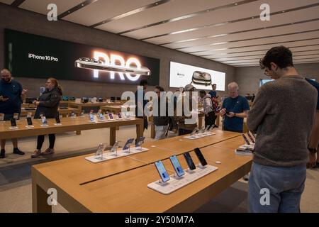 Berlin, Allemagne. 20 septembre 2024. Des dizaines de consommateurs enthousiastes se sont alignés devant l'Apple Store sur Kurfuerstendamm à Berlin tôt le vendredi matin 20 septembre 2024, attendant la sortie des nouveaux produits très attendus d'Apple, y compris la gamme iPhone 16, l'Apple Watch Series 10 et les AirPods mis à jour. Certains clients ont commencé à camper à l'extérieur du magasin dès jeudi après-midi, motivés par l'enthousiasme pour la prochaine génération de technologie Apple. L'iPhone 16, qui comprend le modèle de base, l'iPhone 16 plus, et les versions premium iPhone 16 Pro et Pro Max, s'est répandu Banque D'Images