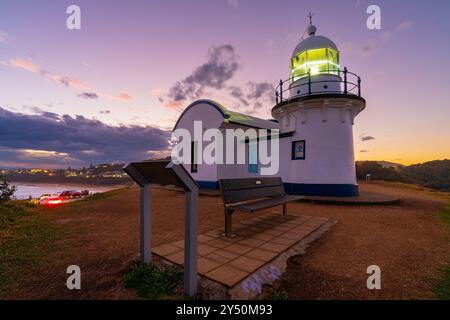 Un court allume à côté d'une cabane sur la crête pendant le crépuscule à Port Macquarie en Nouvelle-Galles du Sud, Australie. Banque D'Images