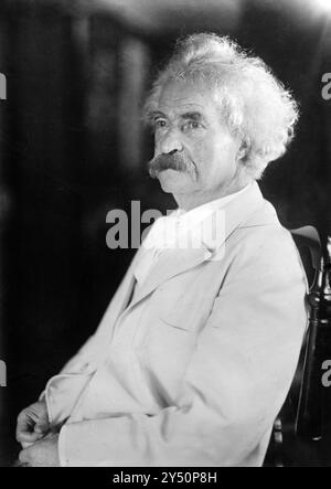 Mark Twain, également connu sous le nom S.L. Clemens assis dans la chaise - bains News Service - début des années 1900 Banque D'Images