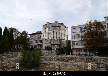 Architecture historique juxtaposée à des bâtiments modernes surplombant des ruines antiques dans un charmant paysage urbain Banque D'Images