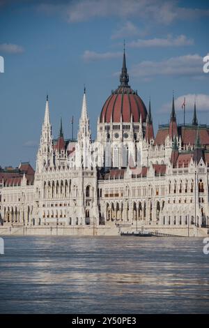 Le Danube en Hongrie éclate sur le rivage dans le centre-ville à l'approche de l'inondation, situation d'urgence à Budapest Banque D'Images