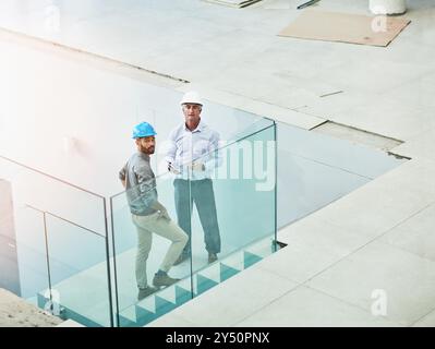 Architecture, construction et hommes d'affaires avec portrait et plan de tablette, planification de bâtiment pour parler. Au-dessus des ingénieurs, de l'aménagement immobilier ou Banque D'Images