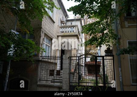 Beauté architecturale historique d'un bâtiment résidentiel dans un quartier urbain pittoresque entouré de verdure Banque D'Images