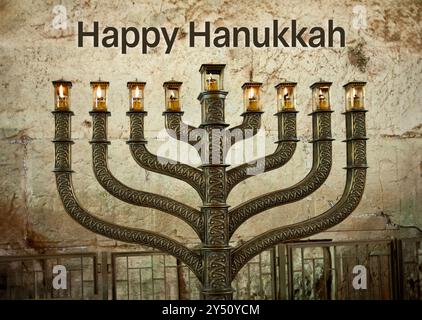 La menorah officielle Hanukkah du mur Occidental à Jérusalem, s'allume avec les huit bougies allumées la dernière nuit du festival de huit jours. Banque D'Images