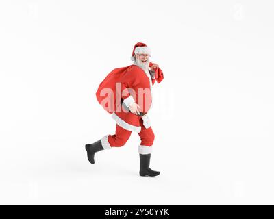 Santa Claus courir joyeusement avec sac plein de cadeaux sur fond blanc isolé. rendu 3d. Banque D'Images