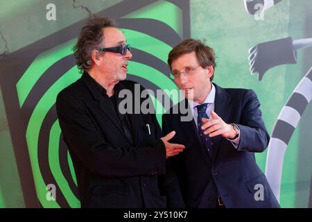 directeur Tim Burton et le maire de Madrid Jose Luis Martinez-Almeida assiste à 'Tim Burton. Exposition inaugurale d'El Laberinto à la photocall de l'Espacio Ibercaja Delicias le 28 septembre 2022 à Madrid, Espagne. Banque D'Images