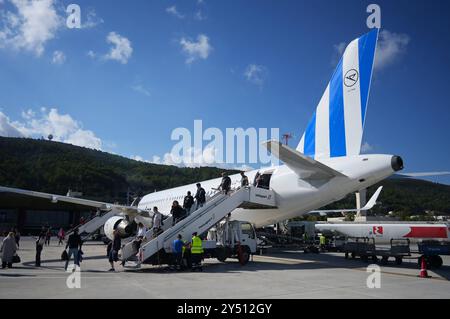 Griechische Inseln. Airbus A320 - 214 Flugzeug der Condor BEI der Ankunft am Flughafen der Insel Rodos dans le Griechenland. Die Condor Flugdienst GmbH, kurz Condor, ist eine deutsche Fluggesellschaft mit Basis auf dem Flughafen Frankfurt. Die Fluggesellschaft gehört zu 51 Prozent der Vermögensverwaltung Attestor und zu 49 Prozent der SG Luftfahrtgesellschaft im Auftrag der Bundesrepublik Deutschland und des Landes Hessen *** îles grecques Airbus A320 214 Condor Airbus arrivant à l'aéroport sur l'île de Rodos en Grèce Condor Flugdienst GmbH, Condor est une compagnie aérienne allemande basée à F Banque D'Images