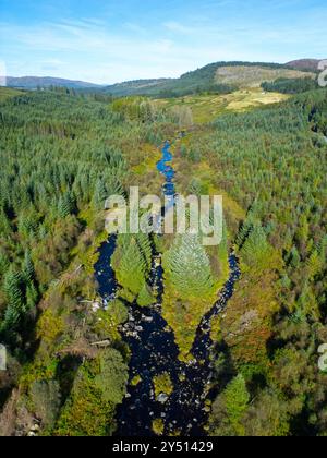 Vue aérienne depuis le drone de la rivière Dee à côté de la piste forestière de Raiders Road dans le parc forestier de Galloway et à l'intérieur du nouveau parc national proposé de Galloway, à Dum Banque D'Images