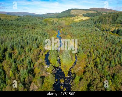 Vue aérienne depuis le drone de la rivière Dee à côté de la piste forestière de Raiders Road dans le parc forestier de Galloway et à l'intérieur du nouveau parc national proposé de Galloway, à Dum Banque D'Images