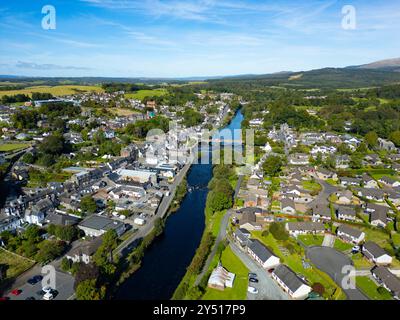 Vue aérienne depuis le drone de Newton Stewart sur River Cree, à l'intérieur du nouveau parc national proposé Galloway, Dumfries et Galloway, Écosse, Royaume-Uni Banque D'Images