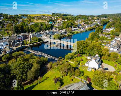 Vue aérienne depuis le drone de Newton Stewart sur River Cree, à l'intérieur du nouveau parc national proposé Galloway, Dumfries et Galloway, Écosse, Royaume-Uni Banque D'Images