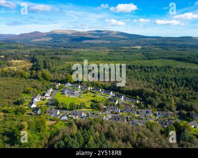 Vue aérienne depuis le drone du village de Glentrool dans le parc forestier de Galloway et à l'intérieur du nouveau parc national proposé de Galloway, Dumfries et Galloway, Écosse, U. Banque D'Images