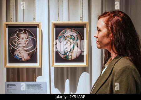 Compton Verney Warwickshire, Royaume-Uni. 20 septembre 2024. Volker Hermes caché Jeremiah Meyer, I et II, 2024 collage de photos, manipulation d'images de portraits historiques créant des œuvres contemporaines. The Reflected Self (21 septembre 2024 - 23 février 2025) crédit : Paul Quezada-Neiman/Alamy Live News Banque D'Images