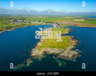 Vue aérienne depuis le drone de l'île de Whithorn à l'intérieur du nouveau parc national proposé de Galloway, Dumfries et Galloway, Écosse, Royaume-Uni Banque D'Images