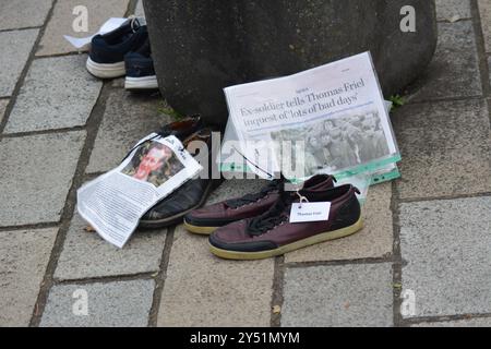 Belfast, Royaume-Uni 20/09/2024 Chaussures laissées devant les cours royales de justice de Belfast représentant ceux qui sont morts pendant les troubles. Les militants de Legacy prennent part à une manifestation devant la Cour royale de justice de Belfast Irlande du Nord crédit:HeadlineX/Alamy Live News Banque D'Images