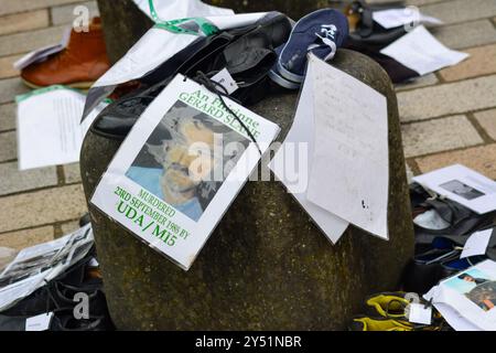 Belfast, Royaume-Uni 20/09/2024 Chaussures laissées devant les cours royales de justice de Belfast représentant ceux qui sont morts pendant les troubles. Les militants de Legacy prennent part à une manifestation devant la Cour royale de justice de Belfast Irlande du Nord crédit:HeadlineX/Alamy Live News Banque D'Images