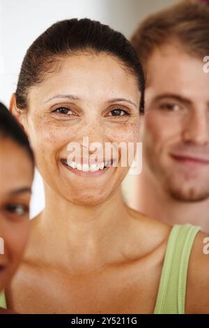 Yoga, classe et portrait de femme mature avec le sourire pour la santé, le bien-être et le groupe dans le studio Pilates. Détendez-vous, étudiants et heureux au séminaire et atelier Banque D'Images