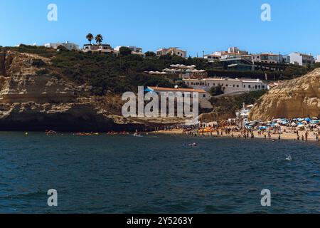Plage de l'Algarve depuis l'eau. Plage de Praia Da Corredoura. Banque D'Images