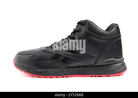 Vue latérale de sneaker en cuir noir sur fond blanc. Chaussures de sport à la mode pour homme. Banque D'Images