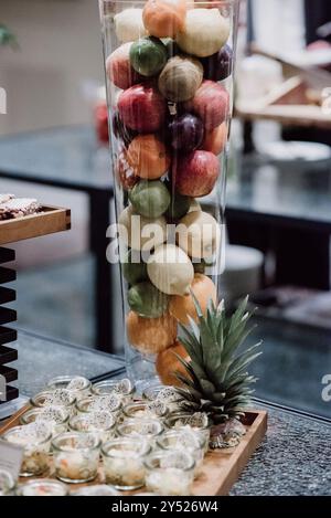 Mini salades de fruits avec des fruits dans un bol sur un buffet de desserts Banque D'Images
