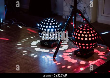 Lumières colorées de piste de danse lors d'une fête ou d'un mariage, créant une ambiance. Banque D'Images