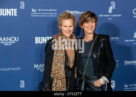 GER, Berlin, Christina Hecke mit Ehefrau Stefanie Henn, BEI der Verleihung Deutscher Schauspielpreis 2024 im Club Theater Berlin. 13.09.2024 *** GER, Berlin, Christina Hecke avec son épouse Stefanie Henn, lors de la cérémonie du German Acting Award 2024 au Club Theater Berlin 13 09 2024 Copyright : HMBxMedia/ManfredxBehrens Banque D'Images