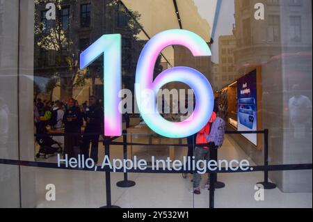 Londres, Royaume-Uni. 20 septembre 2024. Une enseigne dans la vitrine de l'Apple Store de Regent Street fait la promotion de la plateforme d'intelligence artificielle Apple Intelligence alors que l'iPhone 16 est mis en vente au Royaume-Uni. Crédit : Vuk Valcic/Alamy Live News Banque D'Images