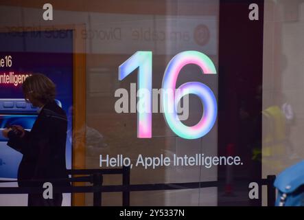 Londres, Royaume-Uni. 20 septembre 2024. Une enseigne dans la vitrine de l'Apple Store de Regent Street fait la promotion de la plateforme d'intelligence artificielle Apple Intelligence alors que l'iPhone 16 est mis en vente au Royaume-Uni. Crédit : Vuk Valcic/Alamy Live News Banque D'Images