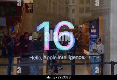 Londres, Royaume-Uni. 20 septembre 2024. Une enseigne dans la vitrine de l'Apple Store de Regent Street fait la promotion de la plateforme d'intelligence artificielle Apple Intelligence alors que l'iPhone 16 est mis en vente au Royaume-Uni. Crédit : Vuk Valcic/Alamy Live News Banque D'Images