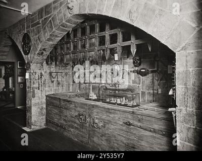 Wellcome Historical Medical Museum, Wigmore Street, Londres : une exposition d'instruments de torture et d'appareils pour retenir les fous. Banque D'Images