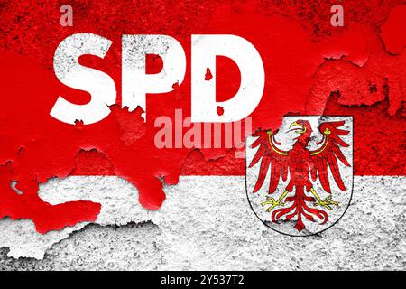 Allemagne - 20 septembre 2024 : image symbolique de l'élection de l'État dans le Brandebourg. Logo SPD Party avec les armoiries de Brandebourg sur un mur fissuré. PHOTOMONTAGE *** Symbolbild Landtagswahl dans le Brandebourg. SPD Parteilogo zusammen mit dem Wappen von Brandenburg auf einer rissigen Mauer. FOTOMONTAGE Banque D'Images