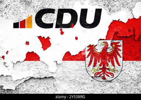 Allemagne - 20 septembre 2024 : image symbolique de l'élection de l'État dans le Brandebourg. Logo du parti CDU Christian Democratic Union avec les armoiries de Brandebourg sur un mur fissuré. PHOTOMONTAGE *** Symbolbild Landtagswahl dans le Brandebourg. CDU Christlich Demokratische Union Parteilogo zusammen mit dem Wappen von Brandenburg auf einer rissigen Mauer. FOTOMONTAGE Banque D'Images